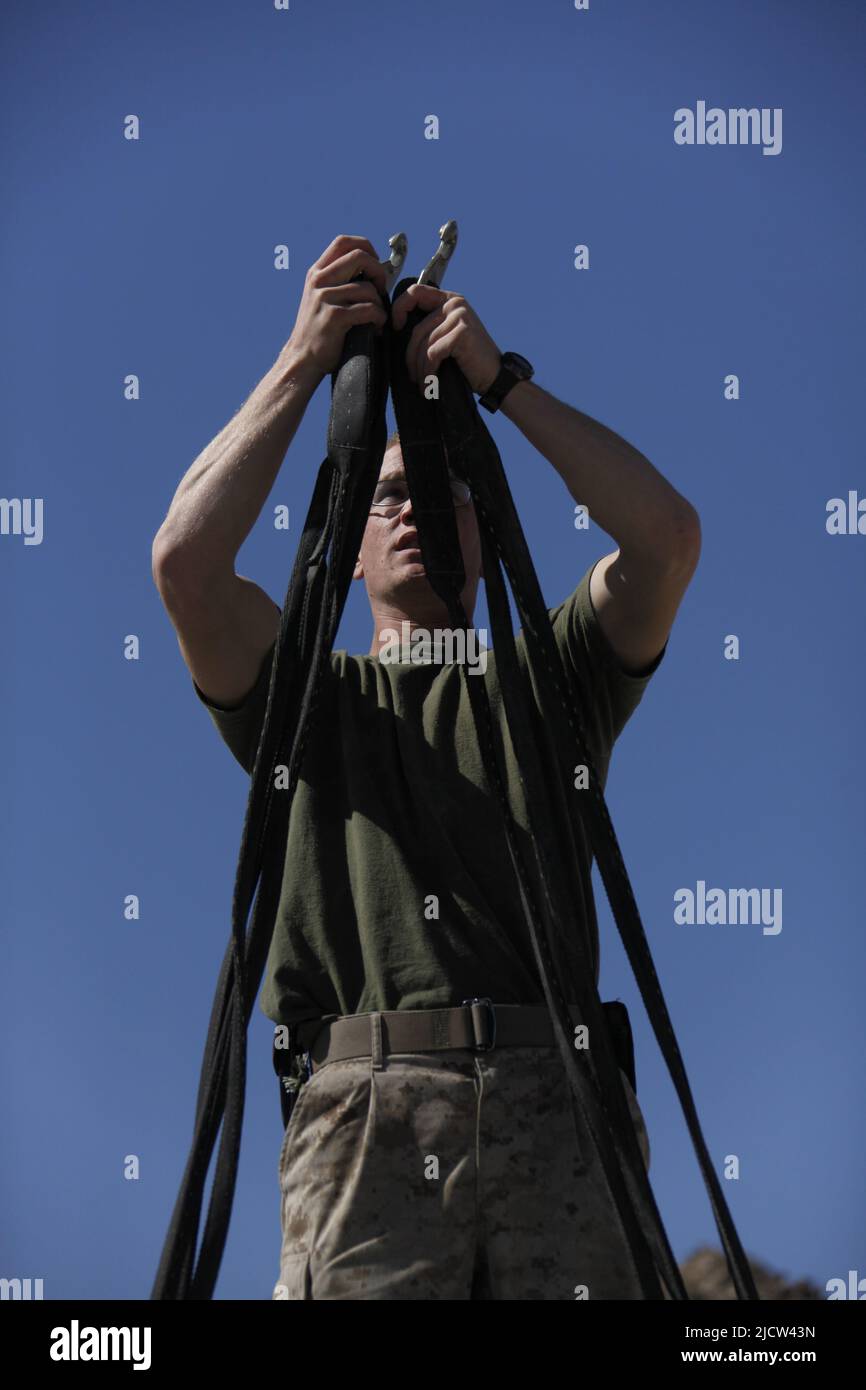 Caporal de lance du corps des Marines des États-Unis Thomas A. Branek, avec l'équipe de soutien des hélicoptères 8 (HST 8), Bataillon de logistique de combat 4, attaché au bataillon 1st, 8th Ma Banque D'Images