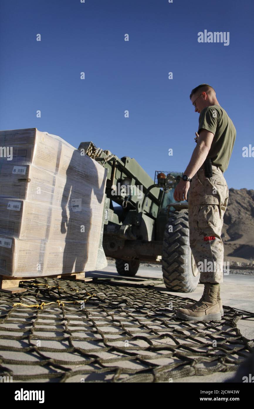 Caporal de lance du corps des Marines des États-Unis Jacob H. Walter, avec l'équipe de soutien des hélicoptères 8 (HST 8), Bataillon de logistique de combat 4, attaché au bataillon 1st, 8th mars Banque D'Images