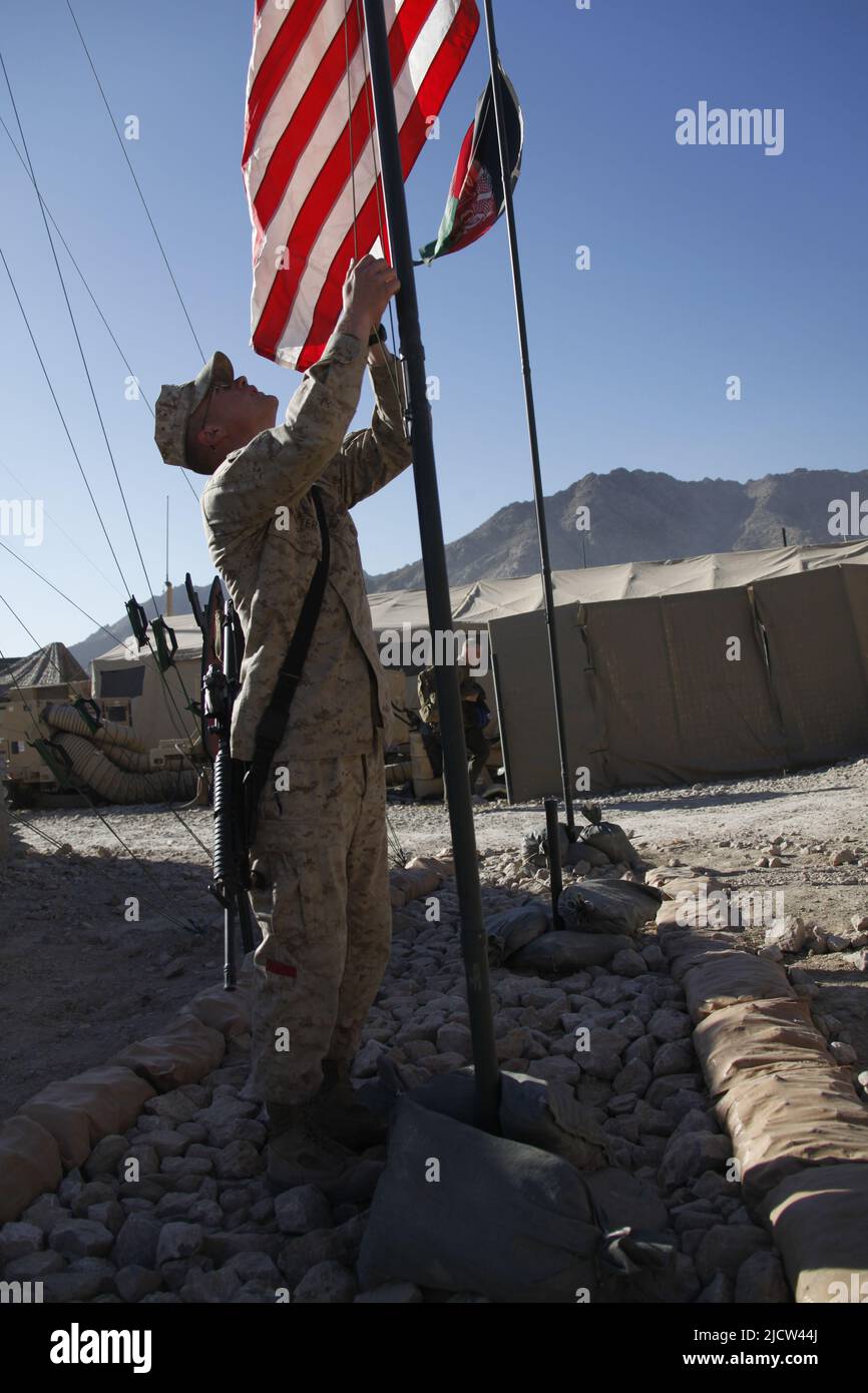 Caporal de lance du corps des Marines des États-Unis Jacob H. Walter, du bataillon de logistique de combat 4, équipe de combat régimentaire 6, lève un drapeau américain criblé de balles sur F Banque D'Images