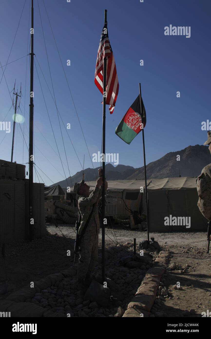 Caporal de lance du corps des Marines des États-Unis Jacob H. Walter, du bataillon de logistique de combat 4, équipe de combat régimentaire 6, lève un drapeau américain criblé de balles sur F Banque D'Images