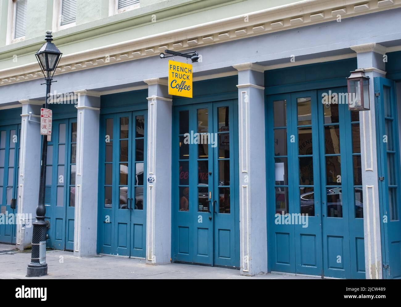 LA NOUVELLE-ORLÉANS, LA, États-Unis - 12 JUIN 2022 : entrée au café-camion français sur la rue Chartres dans le quartier français Banque D'Images