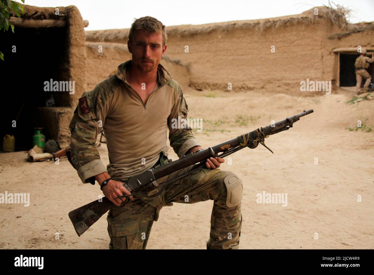 Un Royal Marine Commando britannique détient un fusil Martini-Henry confisqué qui a été trouvé plus tôt ce jour-là à Keshwar, province d'Helmand, en Afghanistan Apri Banque D'Images