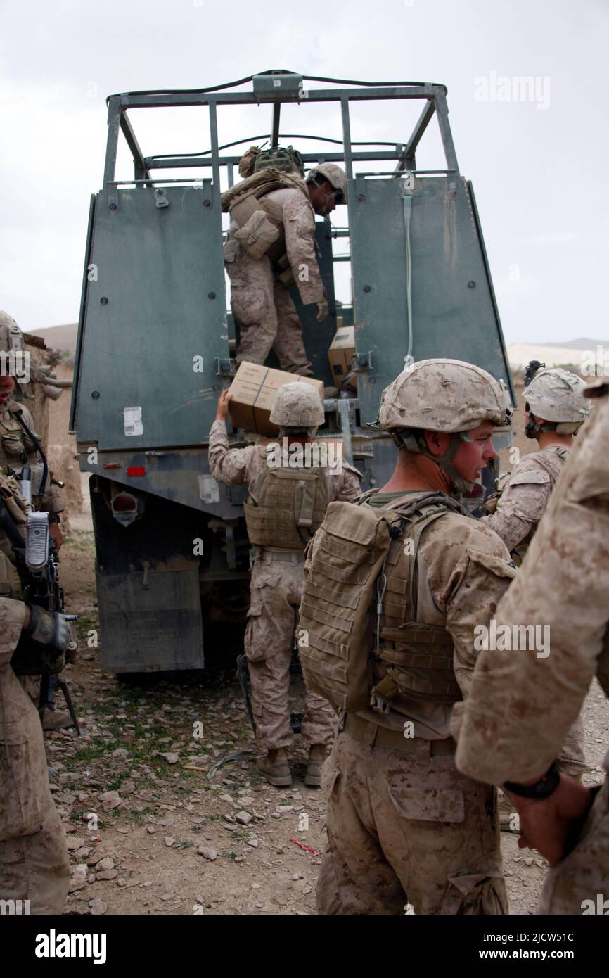 Marines des États-Unis avec 1st Bataillon, 8th Marine Regiment (1/8), équipe de combat régimentaire 6, réapprovisionner une base de batrol avec de la nourriture et de l'eau dans les Fulads, Helman Banque D'Images