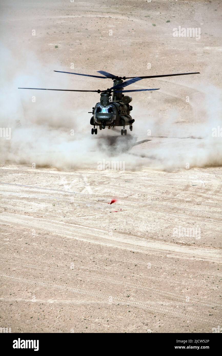 A British Royal Air Force (RAF) Chinook HC2/2A/3 terres dans les Fulads, province Helmand, Afghanistan 1 mai 2012. La RAF escorta le gouverneur du district Banque D'Images