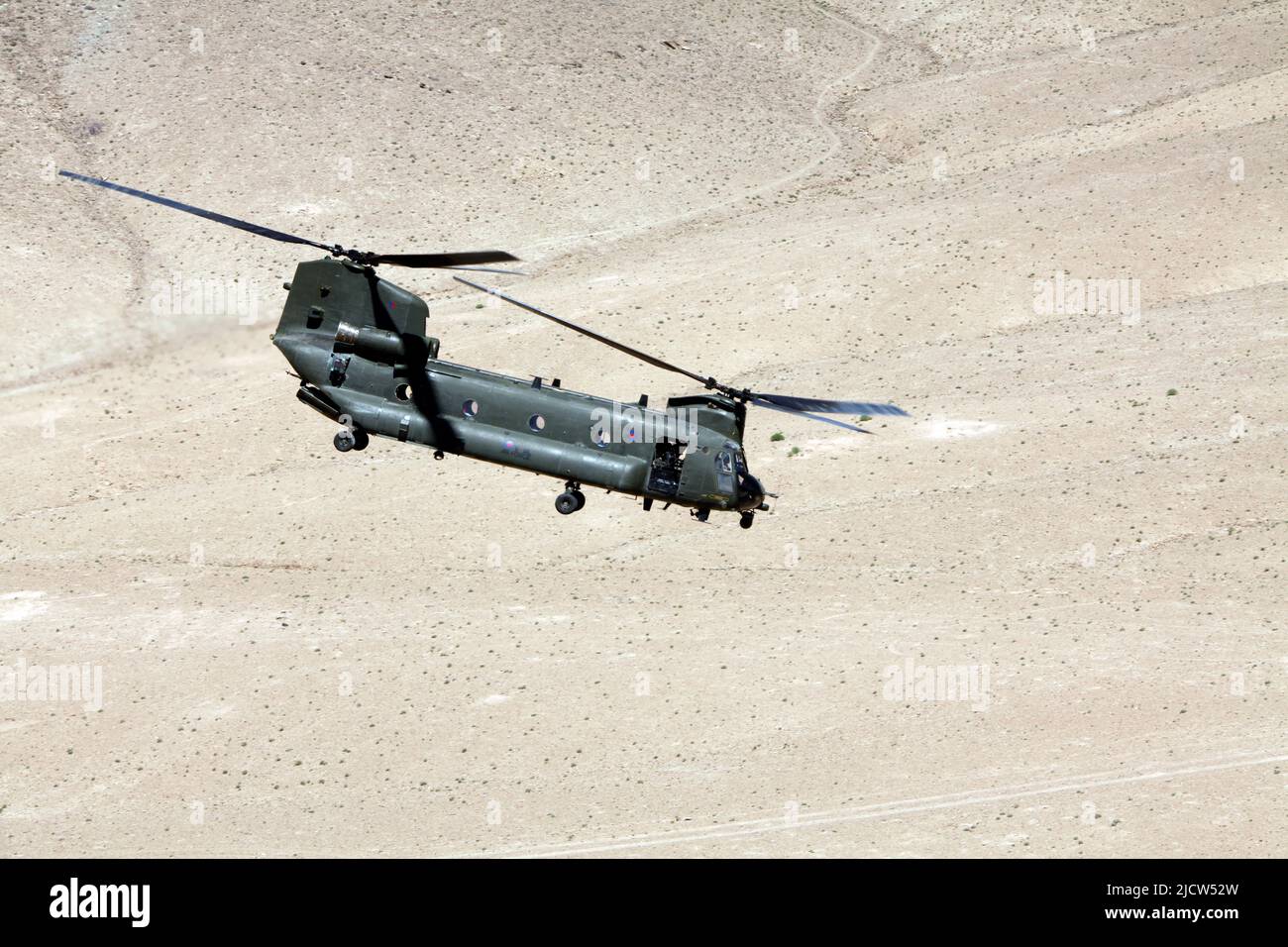 Un Chinook de la Royal Air Force (RAF) britannique HC2/2A/3 quitte les Fulads, province Helmand, Afghanistan 1 mai 2012. La RAF escorta le gouverneur de district Banque D'Images