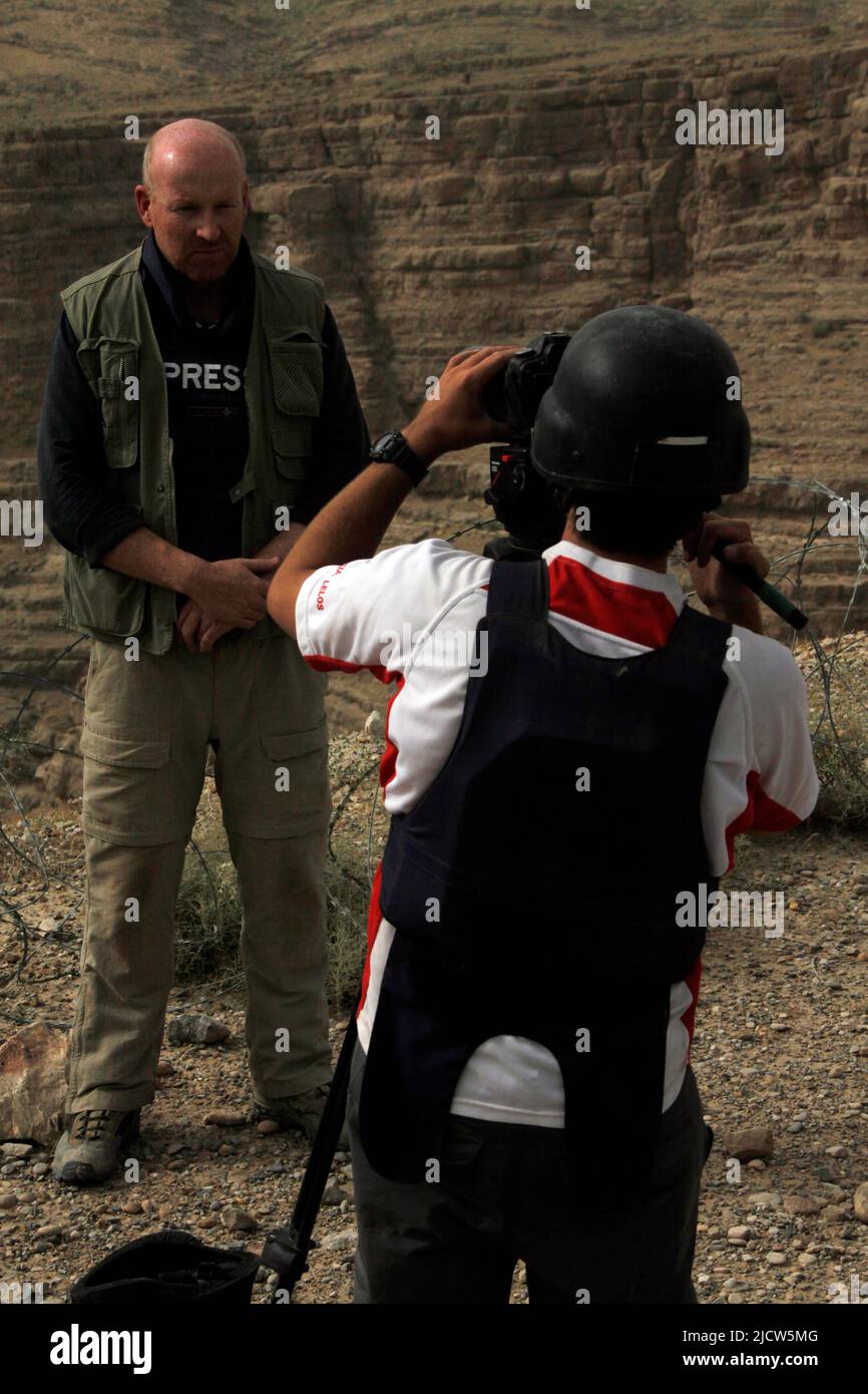 Bernard Smith, centre, journaliste, et Ben Foley, à droite, Caméraman, avec Al Jazeera English News Channel films Bernard reportage sur le Kajaki Da Banque D'Images