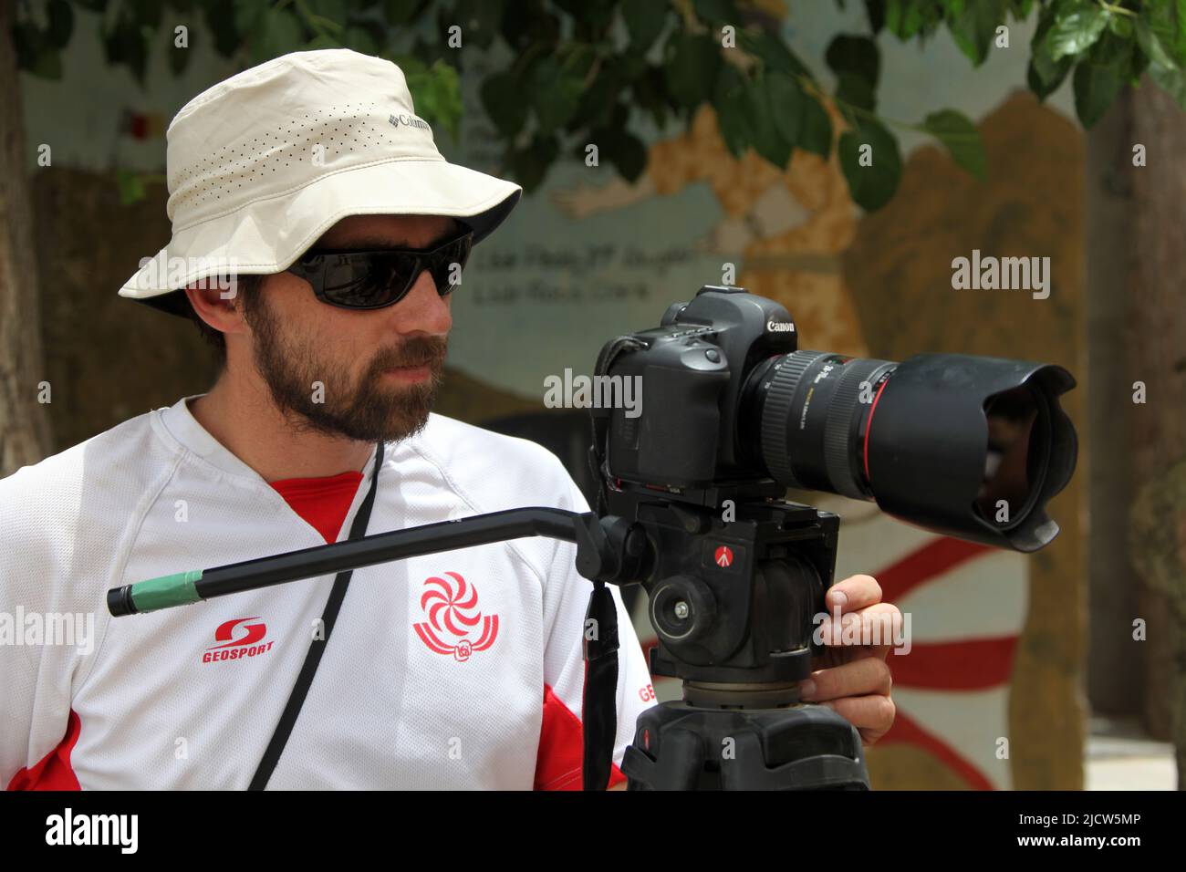 Ben Foley, à gauche, caméraman, avec Al Jazeera English News Channel, filme un déjeuner à la Forward Operating base Zebrugge Banque D'Images