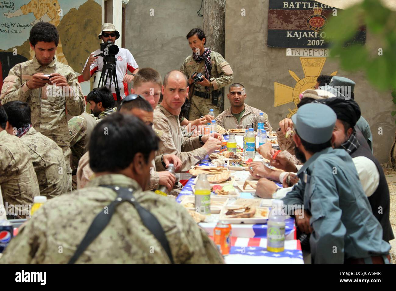 Ben Foley, en arrière à gauche, caméraman, avec Al Jazeera English News Channel filme un déjeuner à la Forward Operating base Zebrugge Banque D'Images