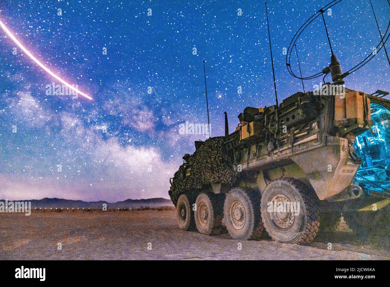 Un Stryker de l'armée américaine affecté au Sgt de commandement. Le Maj. Jason Dien, conseiller principal du commandant du 3D Cavalry Regiment, est stationné à un endroit éloigné du Centre national d'entraînement pendant un ciel ouvert sans lune où la voie laiteuse était visible 24 mai 2022. De plus, des avions sans pilote ont encerclé les environs pour surveiller les menaces et les renseignements provenant du ciel. (É.-U. Photo de l'armée par le sergent d'état-major. Christopher Stewart) Banque D'Images