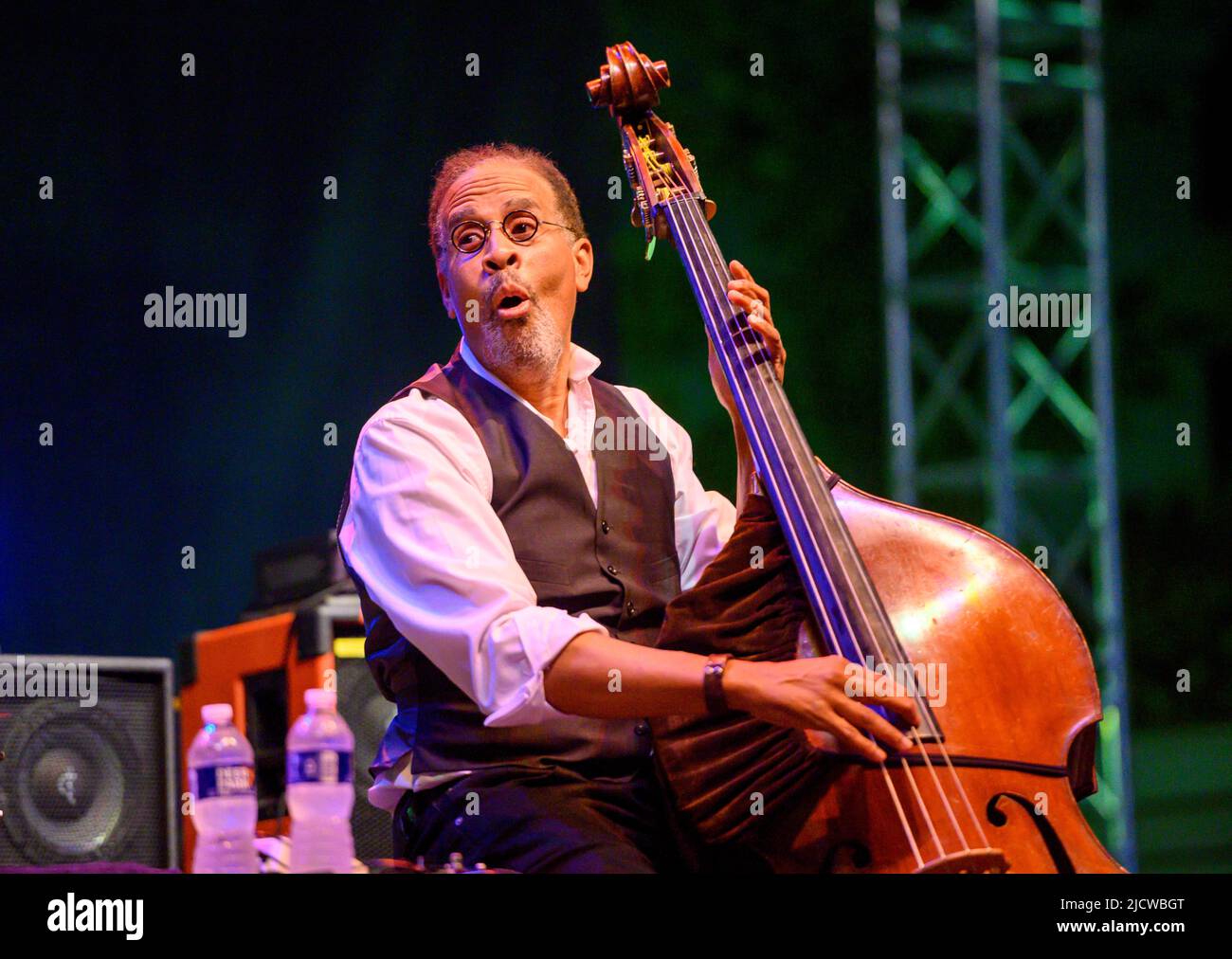 15 juin 2022, Wilmington, Delaware, États-Unis : June15, 2022, Wilmington DE- 5 Time Grammy Winner, bassiste de jazz, STANLEY CLARKE, en concert au Clifford Brown Jazz Festival qui s'est tenu dans l'historique Rodney Square à Wilmington Delaware (Credit image: © Ricky Fitchett/ZUMA Press Wire) Banque D'Images