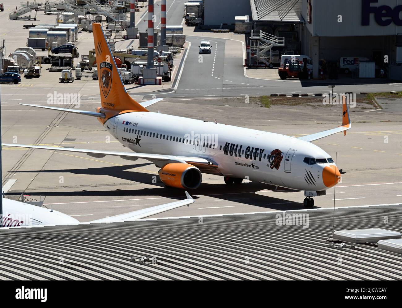 Cologne, Allemagne. 14th juin 2022. Un avion Boeing 737 compagnie aérienne Corendon Airlines Europe avec la remise de Hull City à l'aéroport de Cologne Bonn crédit: Horst Galuschka/dpa/Horst Galuschka dpa/Alay Live News Banque D'Images
