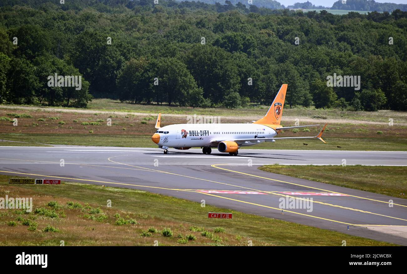 Cologne, Allemagne. 14th juin 2022. Un avion Boeing 737 compagnie aérienne Corendon Airlines Europe avec la remise de Hull City à l'aéroport de Cologne Bonn crédit: Horst Galuschka/dpa/Horst Galuschka dpa/Alay Live News Banque D'Images