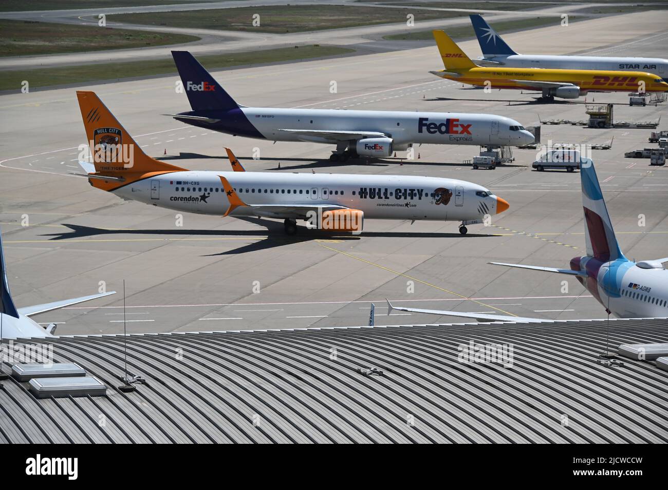 Cologne, Allemagne. 14th juin 2022. Un avion Boeing 737 compagnie aérienne Corendon Airlines Europe avec la remise de Hull City à l'aéroport de Cologne Bonn crédit: Horst Galuschka/dpa/Horst Galuschka dpa/Alay Live News Banque D'Images