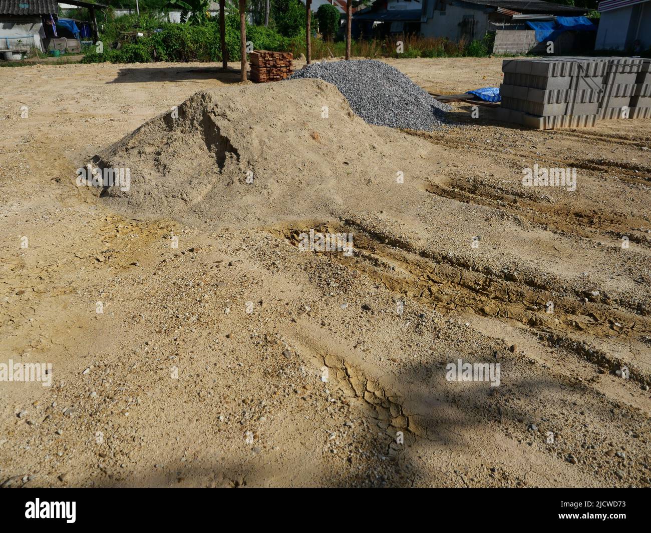 Pile de sable et de gravier avec de la brique blanche et goup de cale de cinder Isométrique sur un chantier de construction Banque D'Images