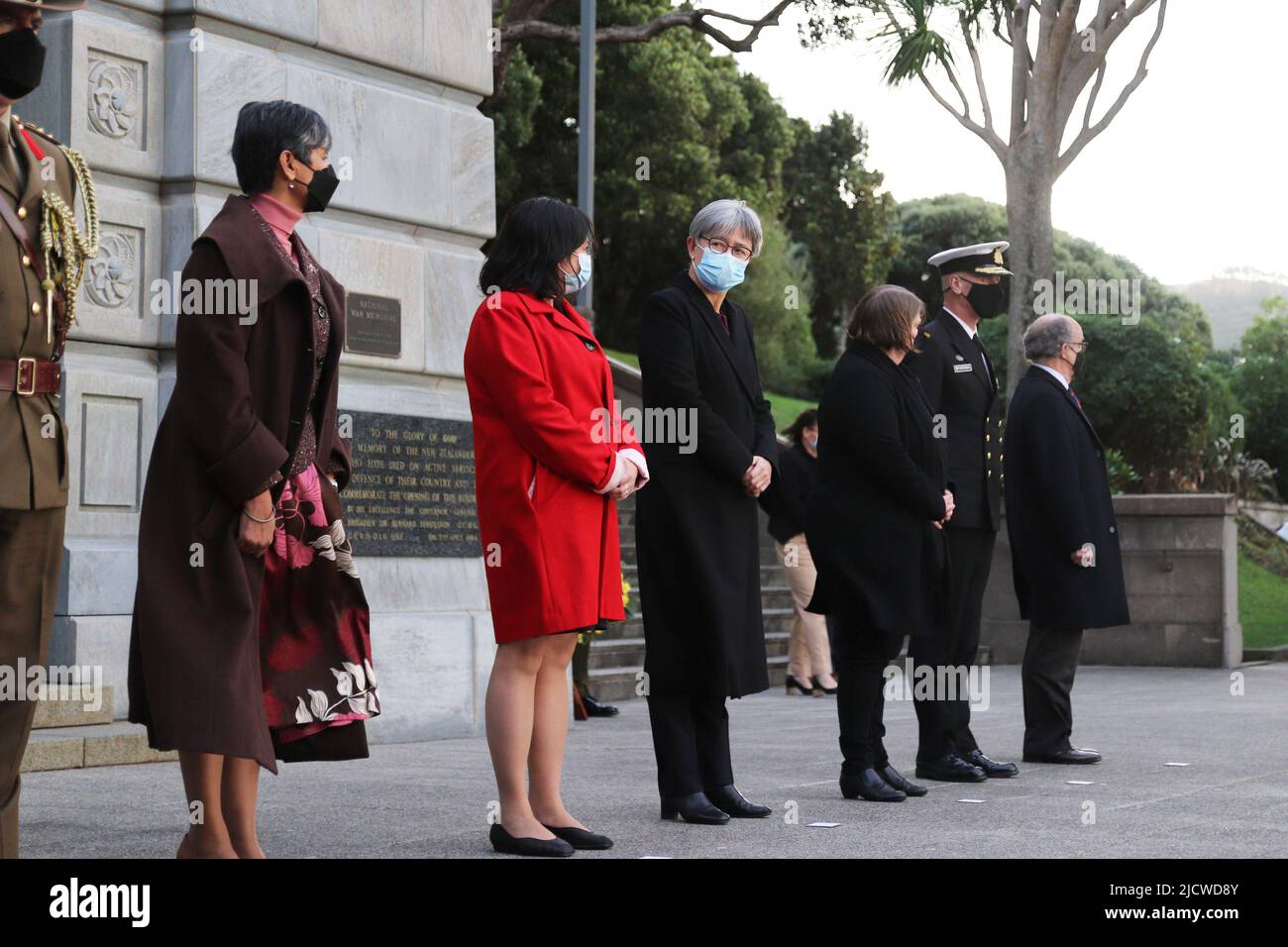 Wellington, Nouvelle-Zélande. 16 juin 2022 : le nouveau ministre australien des Affaires étrangères, Penny Wong, dans un masque facial en raison du niveau d'alerte pandémique Covid-19, rencontre la ministre des Aînés, le Dr Ayesha Verrall, et d'autres dignitaires avant de déposer une couronne au Monument commémoratif de guerre de Pukeahu à Wellington lors de sa première visite officielle en Nouvelle-Zélande. Crédit : Lynn grief/Alamy Live News Banque D'Images