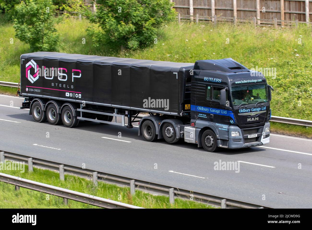 2015 MAN 26,440 6x2/2 BLS XM; remorque USP Steels, BEURERS Haulage, camion de garage Oldbury; conduite sur l'autoroute M6, Royaume-Uni Banque D'Images