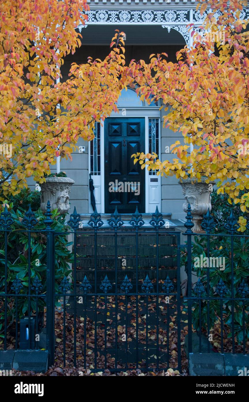 Le feuillage d'automne entoure l'entrée d'une grande maison privée de l'époque victorienne dans la ville de Bendigo, Victoria, Australie Banque D'Images