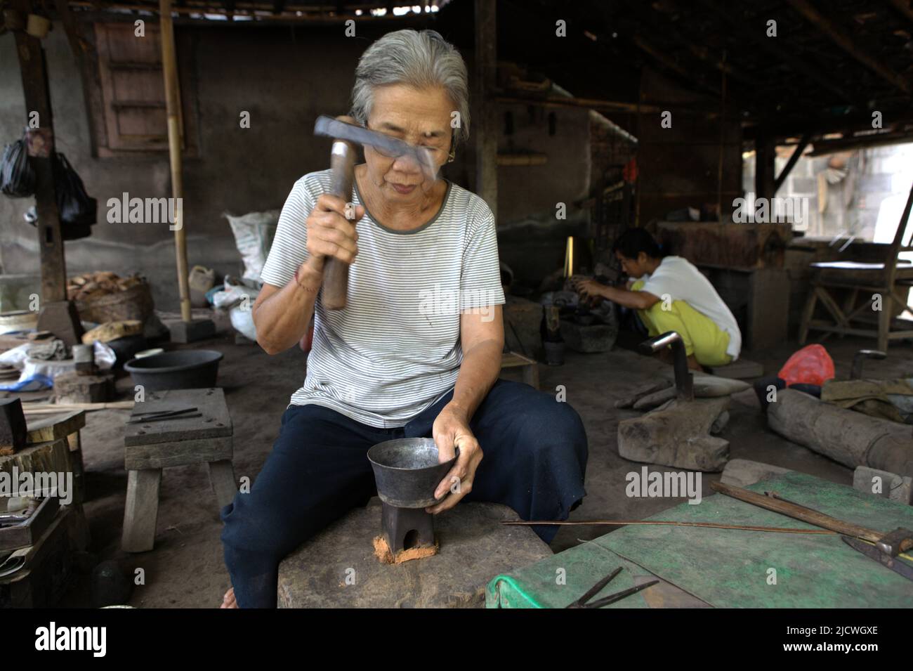 Une femme âgée qui a fait la fabrication d'un argenterie dans un atelier d'argent au village de Kamasan à Klungkung, Bali, Indonésie. Banque D'Images