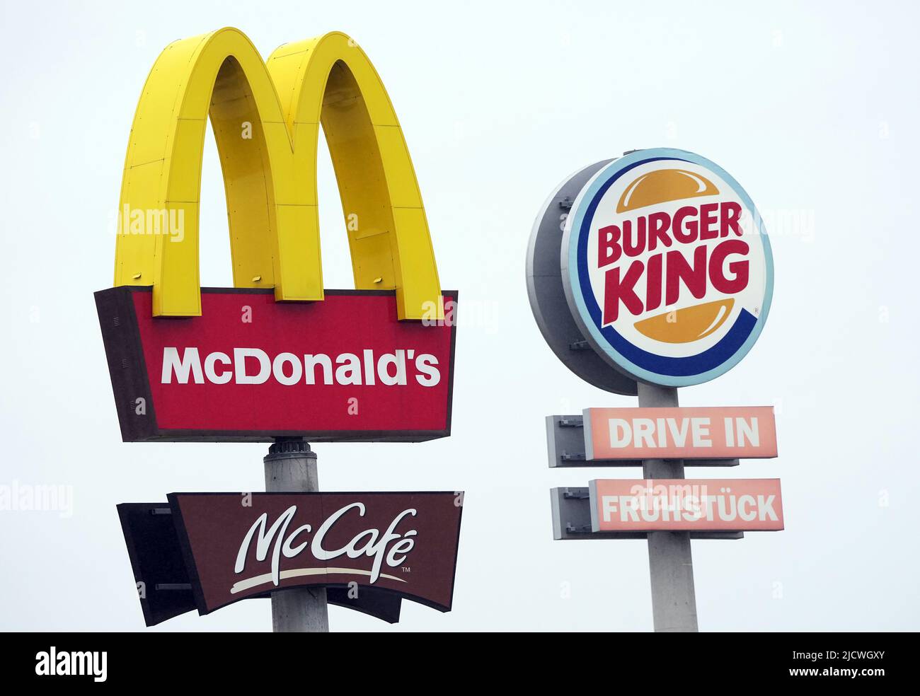 Allemagne. 30th avril 2022. Les logos de McDonald's et McCafe ainsi que Burger King se trouvent à côté des restaurants rapides respectifs, à un arrêt de repos sur l'autoroute. Crédit : Soeren Stache/dpa/Alay Live News Banque D'Images