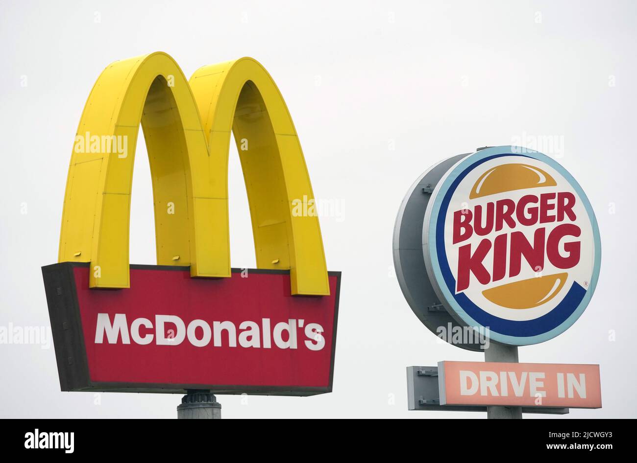 Allemagne. 30th avril 2022. Les logos de McDonald's ainsi que Burger King se trouvent à côté des restaurants rapides respectifs, à un arrêt de repos sur l'autoroute. Crédit : Soeren Stache/dpa/Alay Live News Banque D'Images