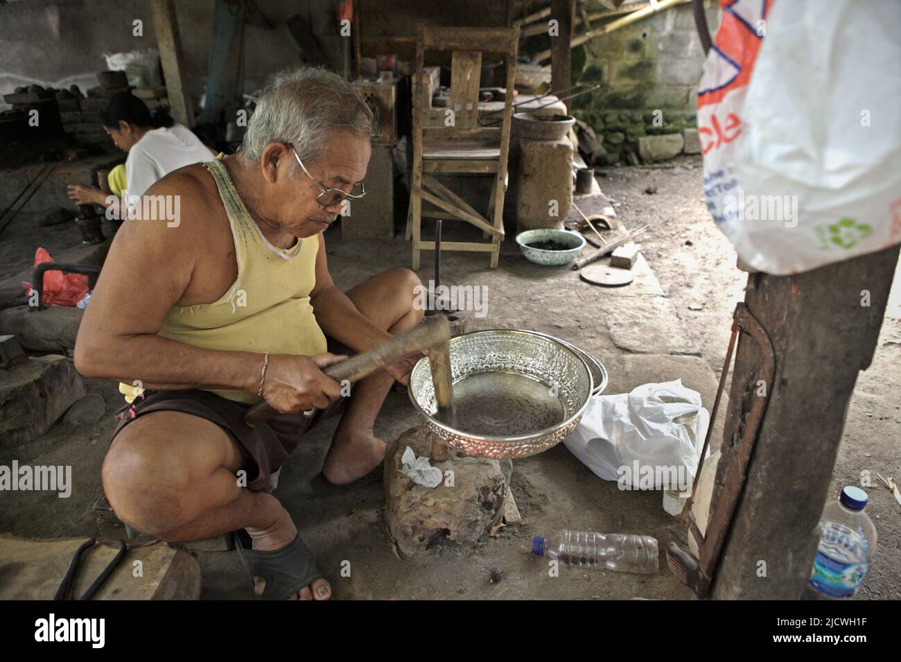 Un homme expérimenté qui a fait un argenterie à un atelier d'argent dans le village de Kamasan à Klungkung, Bali, Indonésie. Banque D'Images