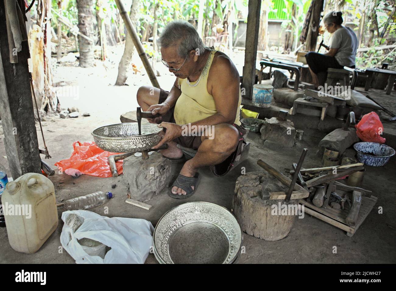 Un homme expérimenté qui a fait un argenterie à un atelier d'argent dans le village de Kamasan à Klungkung, Bali, Indonésie. Banque D'Images