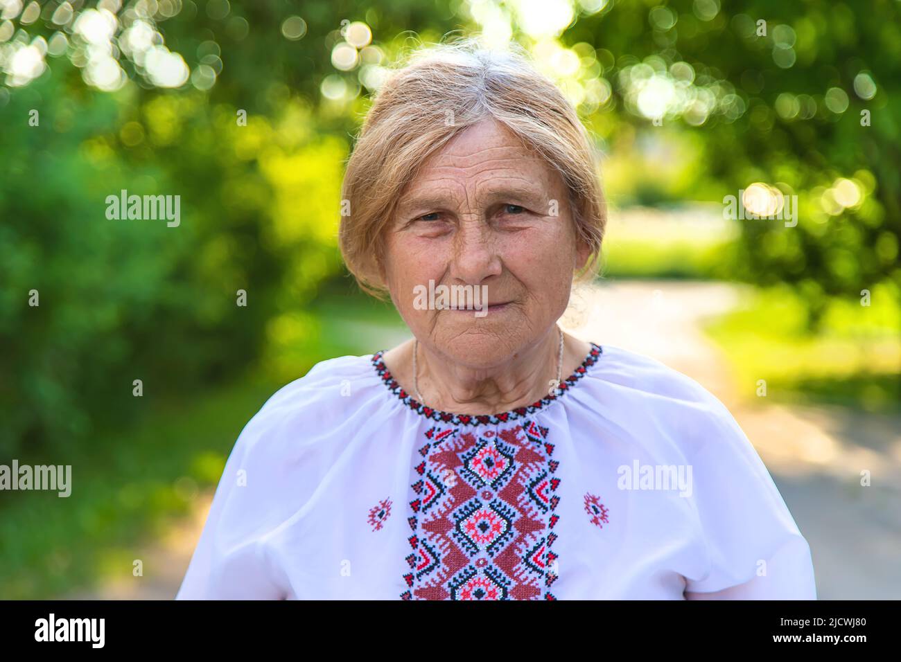 Grand-mère en vêtements ukrainiens brodés. Mise au point sélective. Banque D'Images