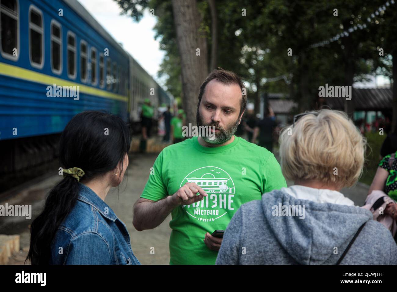 RÉGION DE KIEV, UKRAINE - 15 JUIN 2022 - les participants à l'ouverture de la ville d'Iron, un complexe de commodité pour le logement temporaire des résidents d'Irpin laissé sans abri à la suite de l'agression russe, Qui se compose de 5 nouveaux wagons avec air conditionné et installations sanitaires, une voiture à manger séparée et une voiture avec salles de douche, Irpin, région de Kiev, au nord de l'Ukraine centrale. Cette photo ne peut pas être distribuée en fédération de russie. Banque D'Images