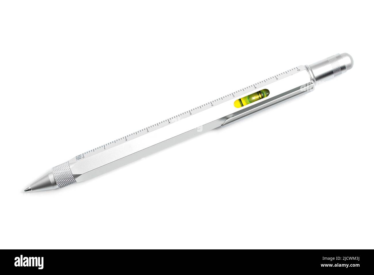 Gros plan d'un stylo à bille en aluminium tout-en-un isolé sur fond blanc. Banque D'Images