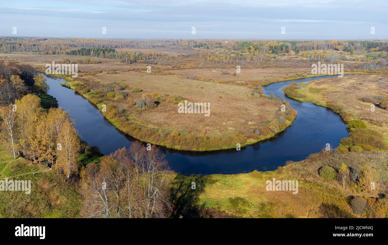 Belle tour de la rivière de drone. Haute qualité Banque D'Images