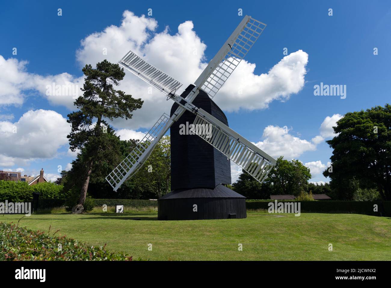 Moulin à vent High Salvington situé sur une colline au nord de Worthing avec vue sur la côte ouest du Sussex. Banque D'Images