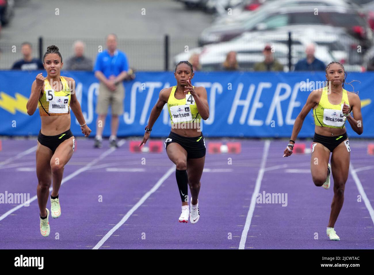 Shawnti Jackson de Wakefield (NC), au centre, bat Autumn Wilson de Dominic Savio Catholic (TX), à gauche, et Camryn Dickson de Clear Bro0ok (TX) pour remporter le 100m féminin en 11,35 lors du Brooks PR Invitational High School track meeting, mercredi 15 juin 2022, à Seattle. Jackson est la fille de Bershawn Jackson (non représenté). Banque D'Images