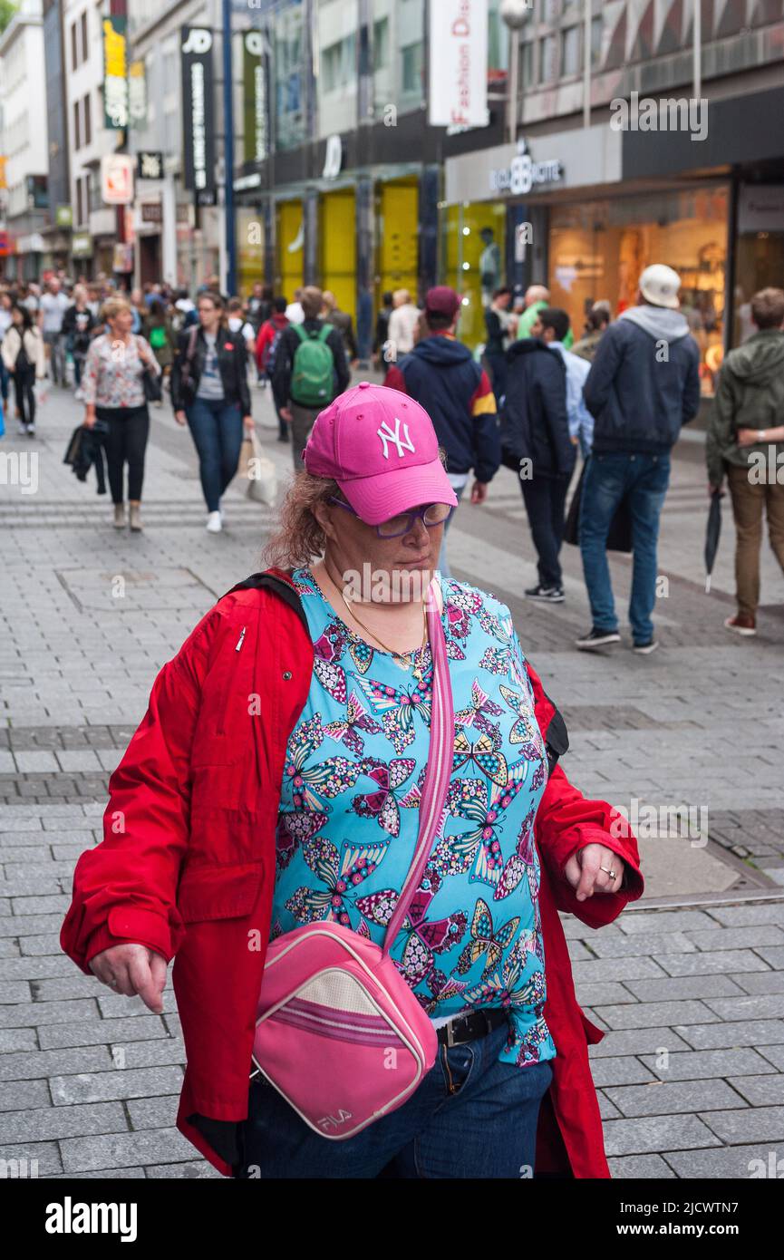 09.06.2017, Cologne, Allemagne, Europe - Une femme descend la rue commerçante Hohe Strasse dans le centre-ville. Banque D'Images