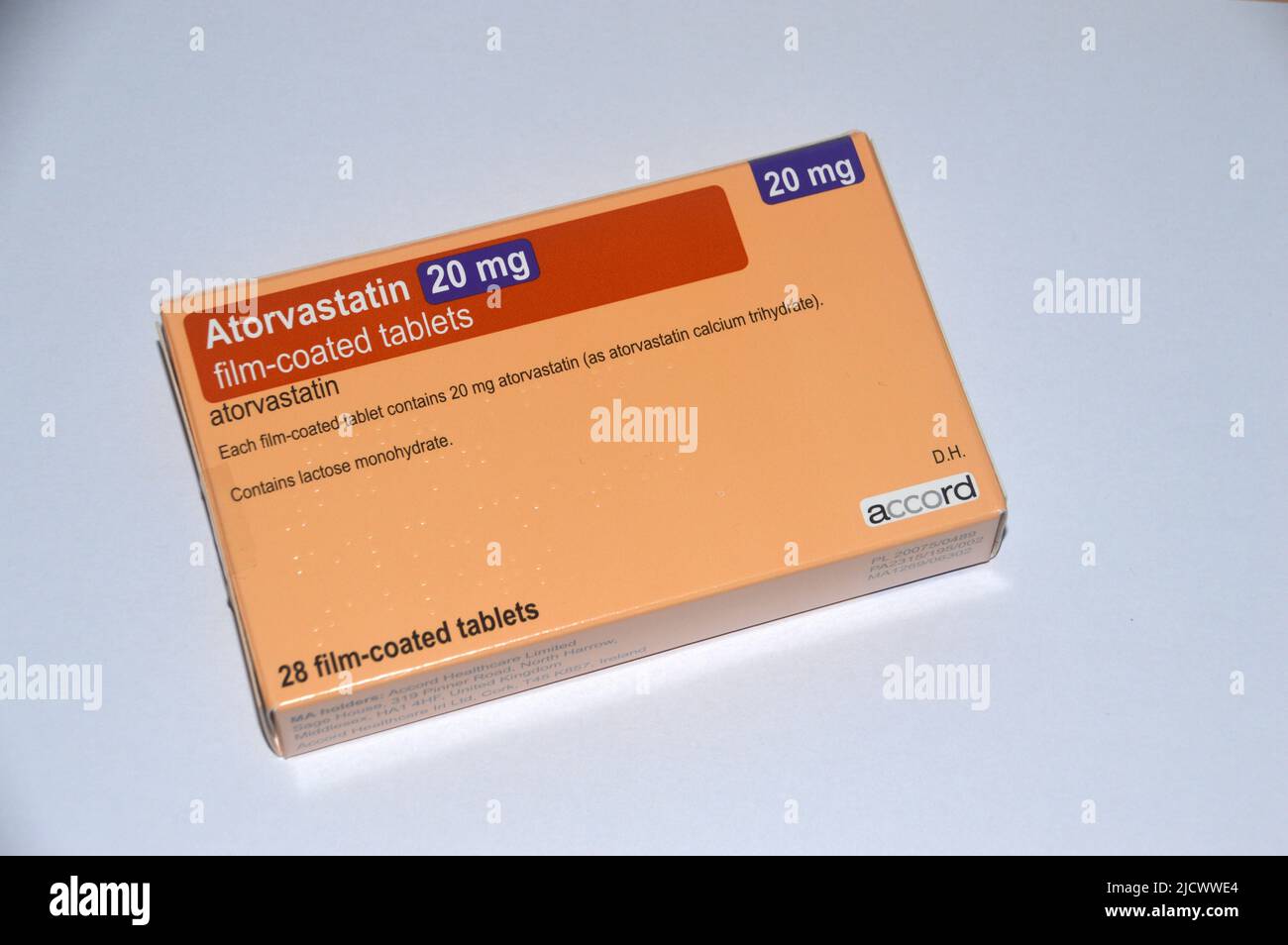 Une boîte de 28, 20mg comprimés pelliculés d'Atorvastatine (Lipitor) 'Statin' fabriqués par Accord prescrit pour réduire le cholestérol, Angleterre, Royaume-Uni. Banque D'Images