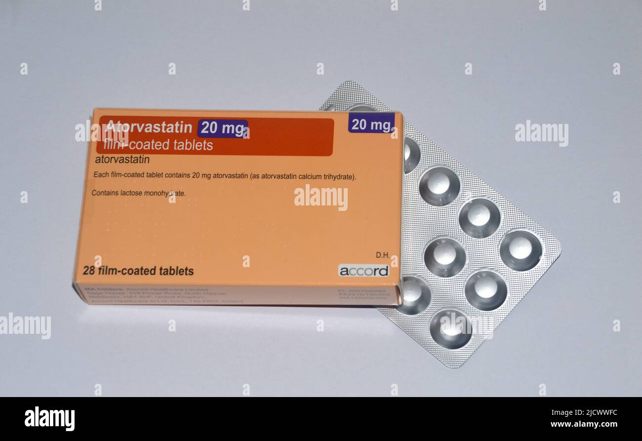 Une boîte de 28, 20mg comprimés pelliculés d'Atorvastatine (Lipitor) 'Statin' fabriqués par Accord prescrit pour réduire le cholestérol, Angleterre, Royaume-Uni. Banque D'Images