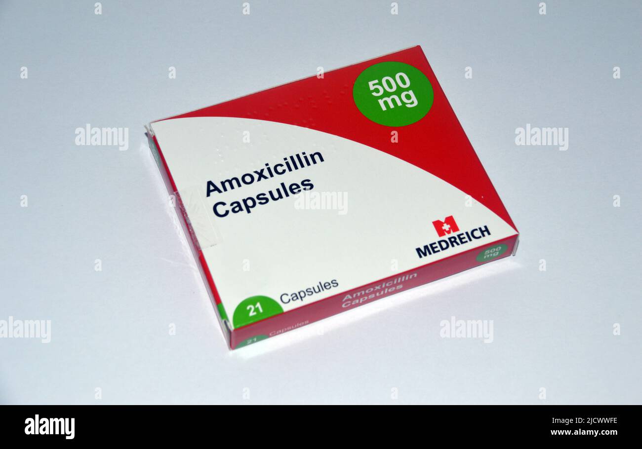 Une boîte de 21, jaune et Bourgogne 500mg pénicilline/antibiotique Amoxicillin Capsules fabriqués par Medreich prescrit pour une infection bactérienne, Angleterre, Royaume-Uni. Banque D'Images