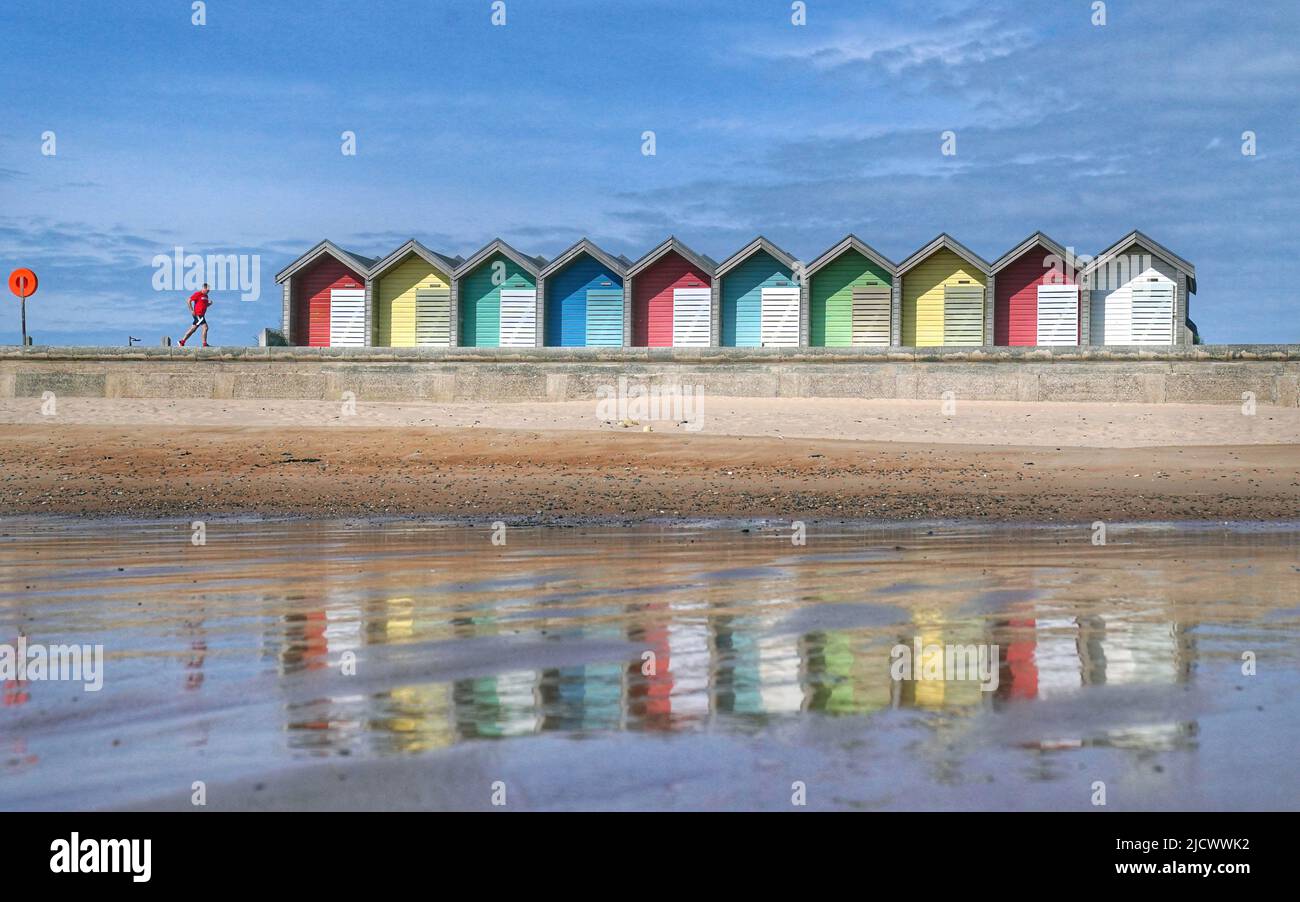 Un coureur au soleil à Blyth Beach dans Northumberland, sur ce qui devrait être le jour le plus chaud de l'année jusqu'à présent. Date de la photo: Jeudi 16 juin 2022. Banque D'Images