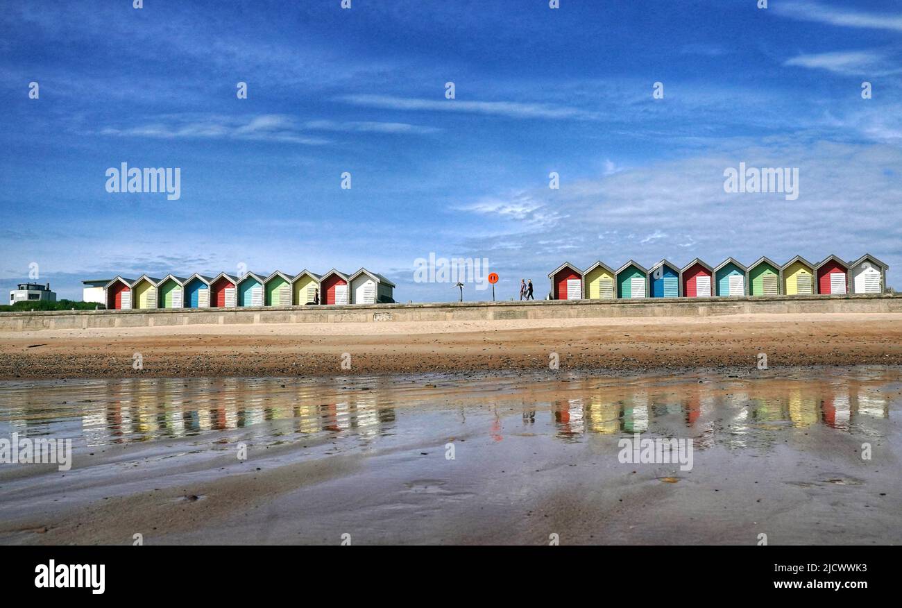 Les gens qui marchent au soleil à Blyth Beach dans Northumberland, sur ce qui est prévu pour être le jour le plus chaud de l'année jusqu'à présent. Date de la photo: Jeudi 16 juin 2022. Banque D'Images