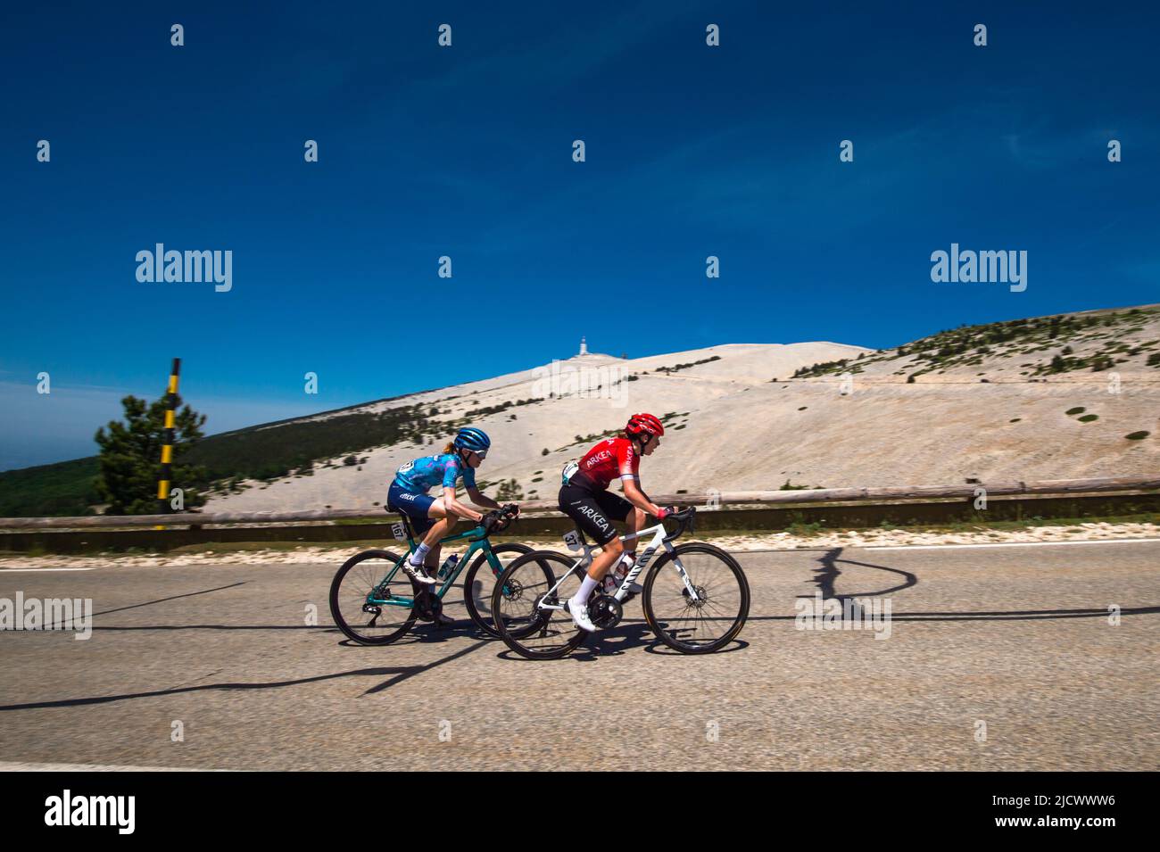 De LTO R: Spela Kern (Massi tactique femmes équipe) Morgane Coston (équipe Arkea) en action à trois kilomètres de la ligne d'arrivée. Mardi, 14 juin 2022, la première édition du défi Mont Ventoux Dénivelé femmes (CATÉGORIE WE 1,2) s'est déroulée entre Vaison-la-Romaine et Mont Ventoux sur une distance de 98 kilomètres. La Marta Cavalli italienne (FDJ-Nouvelle Aquitaine-Futuroscope) a couvert les 98 km à 3h19mn01s devant Clara Koppenburg (Cofidis Women Team) qui a terminé deuxième et Evita Muzic (FDJ-Nouvelle Aquitaine-Futuroscope), troisième. (Photo de Laurent Coust/SOPA Images/Sipa USA) Banque D'Images