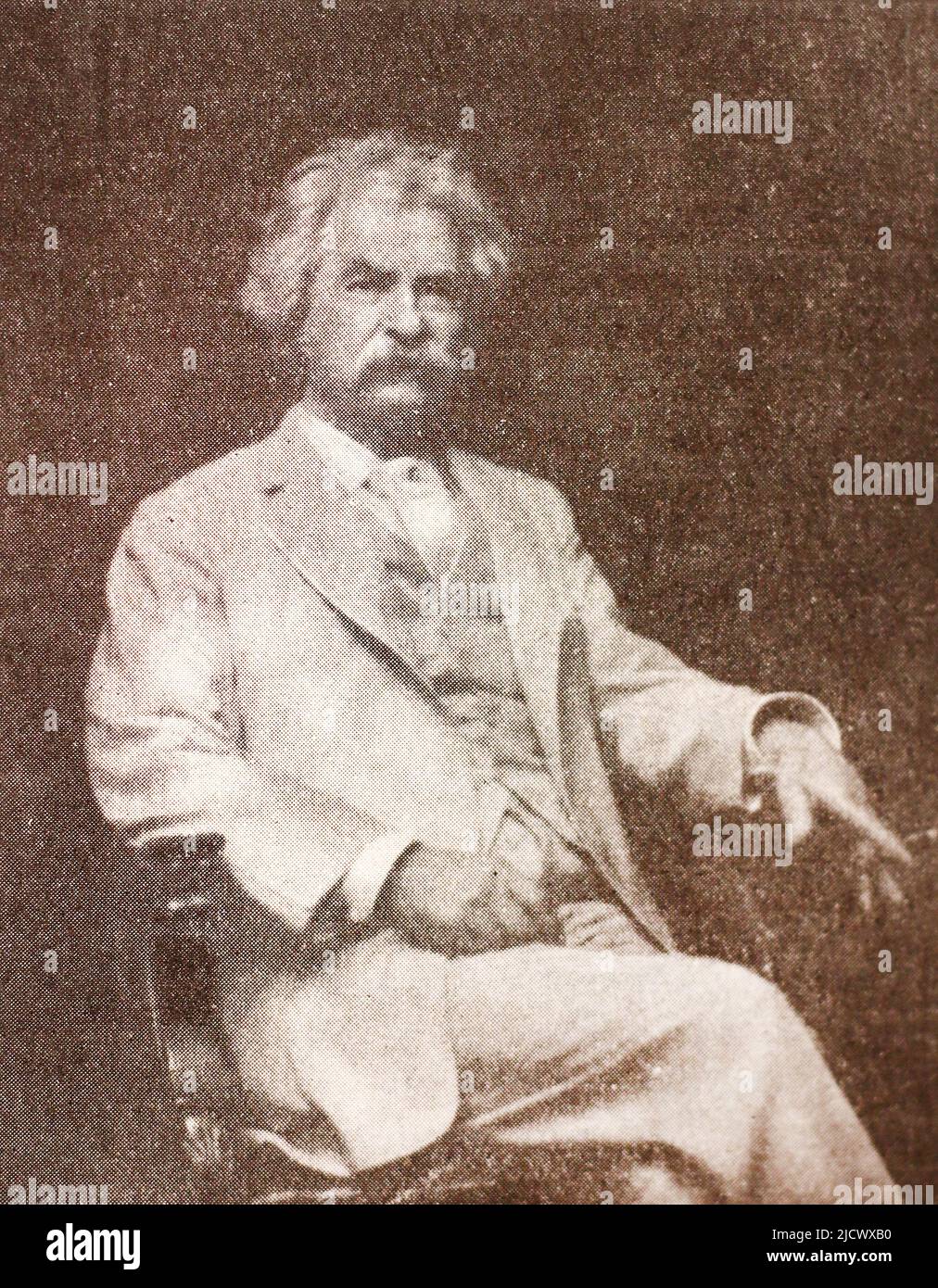Portrait de Mark Twain. Samuel Langhorne Clemens (1835 – 1910), connu sous le nom de Mark Twain, est un écrivain, humoriste, entrepreneur, éditeur et conférencier américain. Il a été salué comme le « plus grand humoriste que les États-Unis ont produit », et William Faulkner l'a appelé « le père de la littérature américaine ». Ses romans comprennent les aventures de Tom Sawyer (1876) et sa suite, les aventures de Huckleberry Finn (1884), dont le dernier a souvent été appelé le "Grand roman américain". Banque D'Images