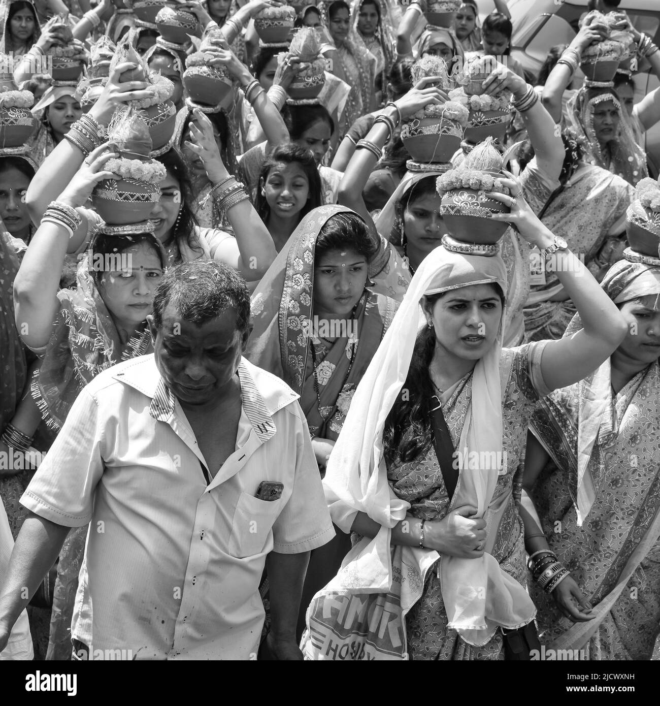 Delhi, Inde avril 03 2022 - les femmes avec Kalash à la tête pendant le temple Jagannath Mangal Kalash Yatra, les dévotés hindous indiens portent des pots de terre conteneuin Banque D'Images