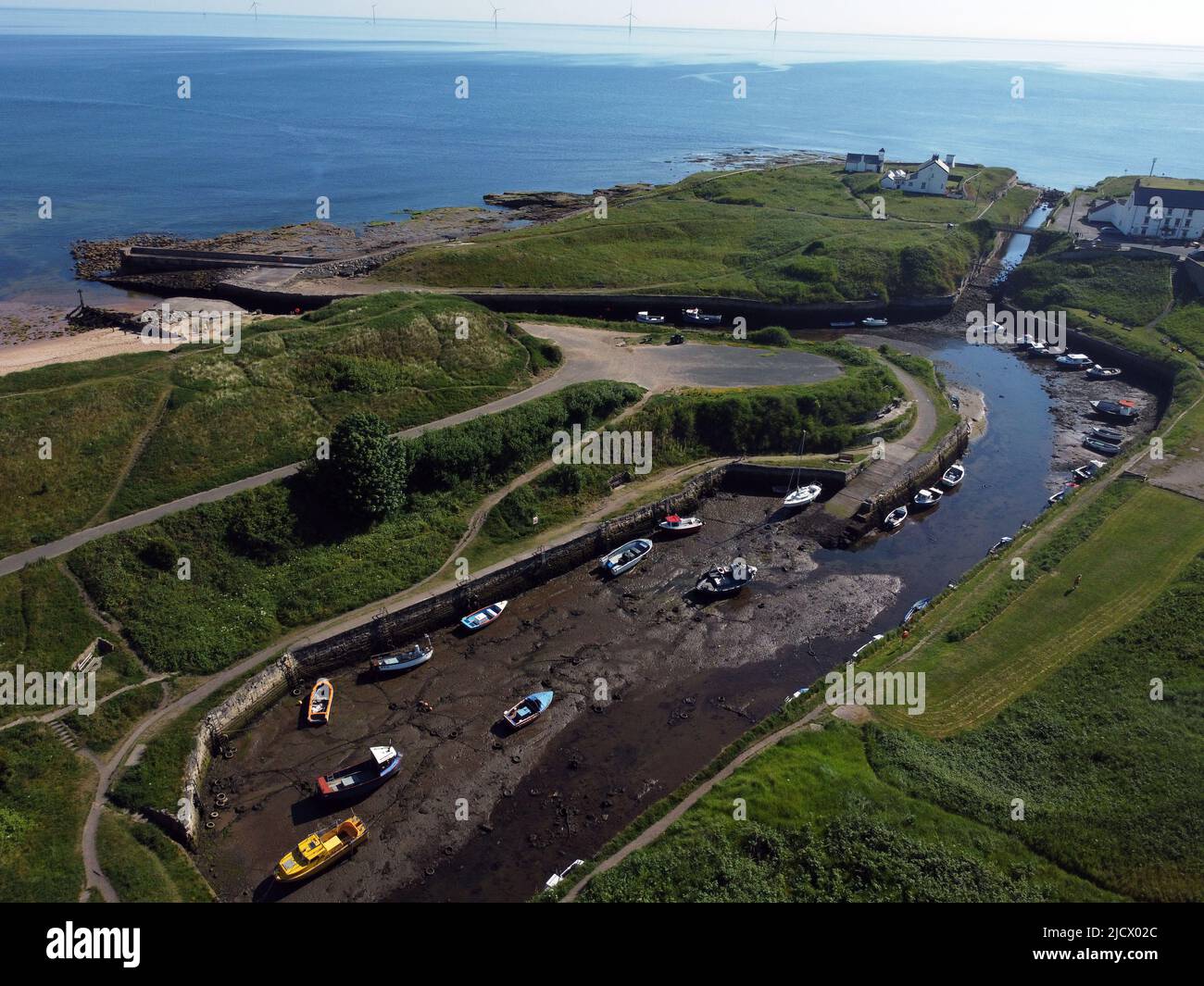 Bateaux à marée basse au port de Seaton Sluice dans Northumberland, sur ce qui devrait être le jour le plus chaud de l'année jusqu'à présent. Date de la photo: Jeudi 16 juin 2022. Banque D'Images