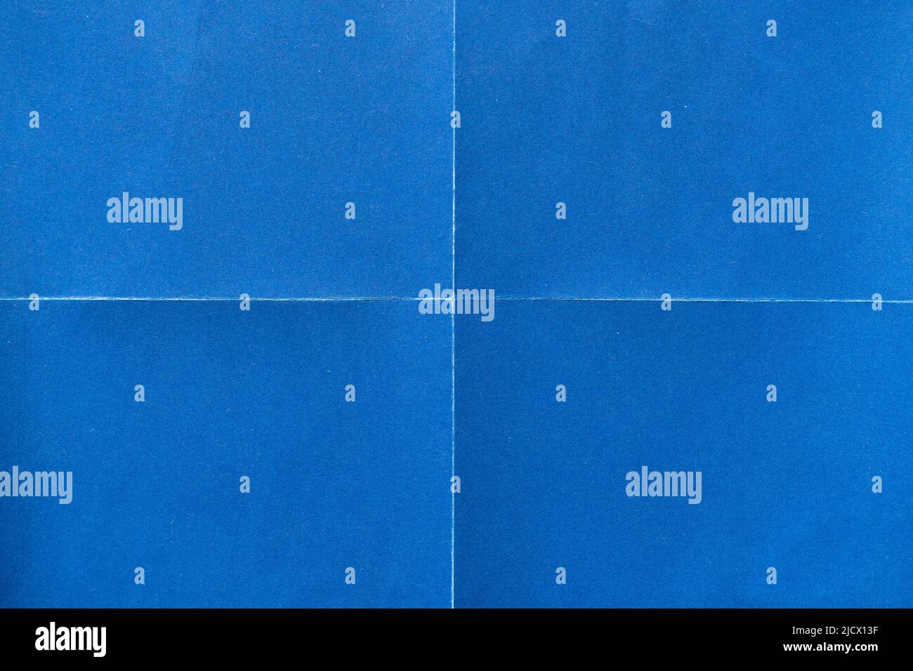 Fond en papier bleu avec plis qui sépare le papier en quatre parties Banque D'Images