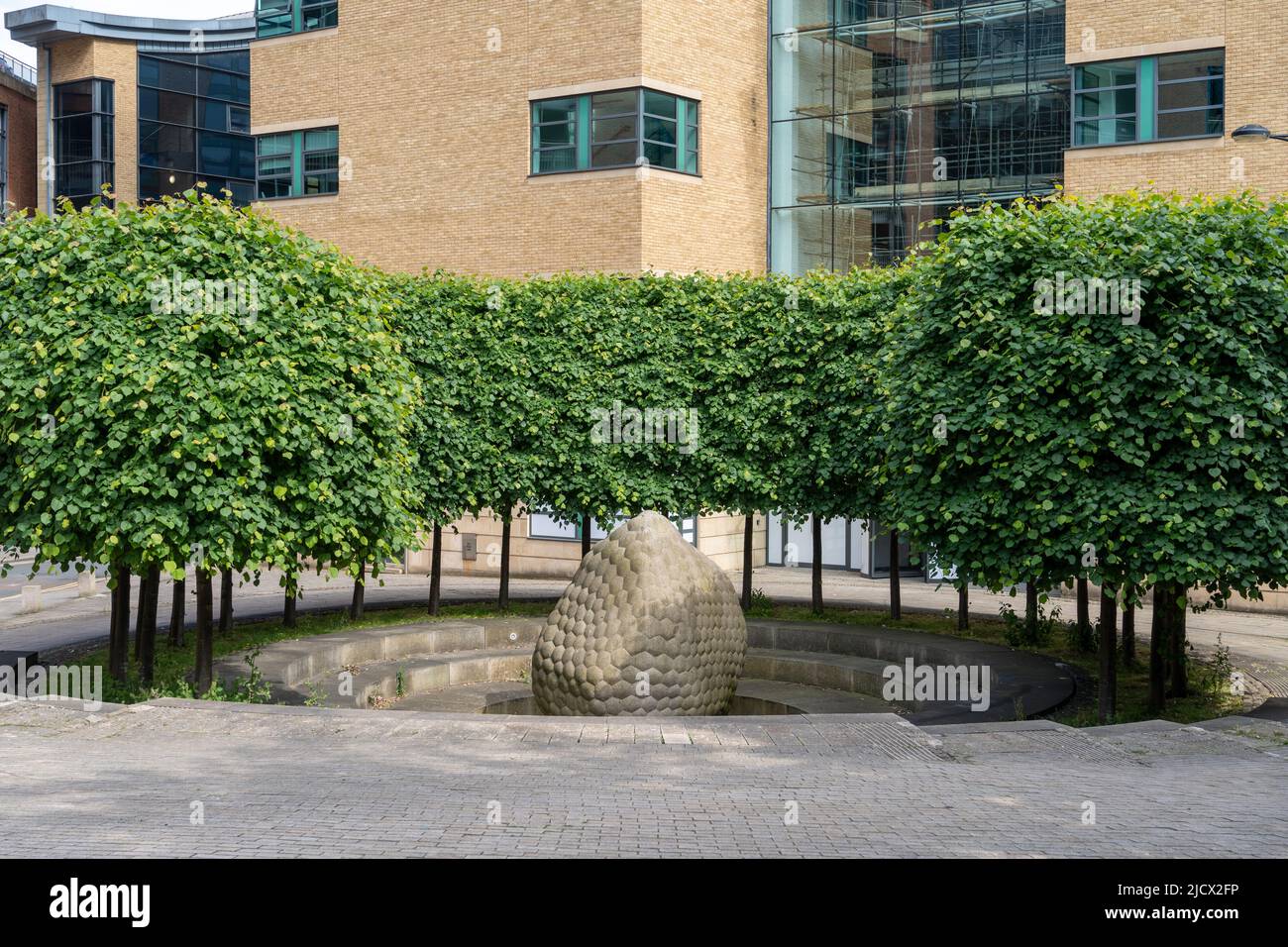 Un espace salon avec jardin de sculptures, juste à côté du Quayside à Newcastle upon Tyne, Royaume-Uni. Banque D'Images