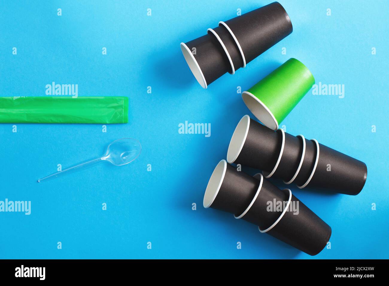 papier contre plastique. Vaisselle jetable écologique en papier sur fond bleu. Vaisselle et couverts en plastique nocifs Banque D'Images