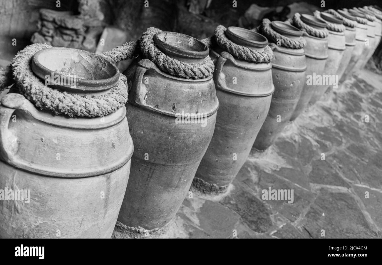 Photo monochrome de pots d'argile à l'intérieur des grottes d'Hercules, Tanger Maroc Banque D'Images