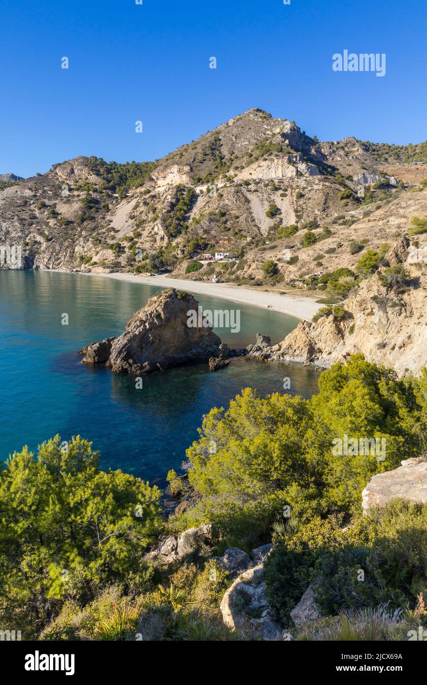 Vue imprenable sur la plage de Cala del Canuelo, Réserve naturelle de Maro Cerro Gordo Cliffs, Andalousie, Espagne, Europe Banque D'Images