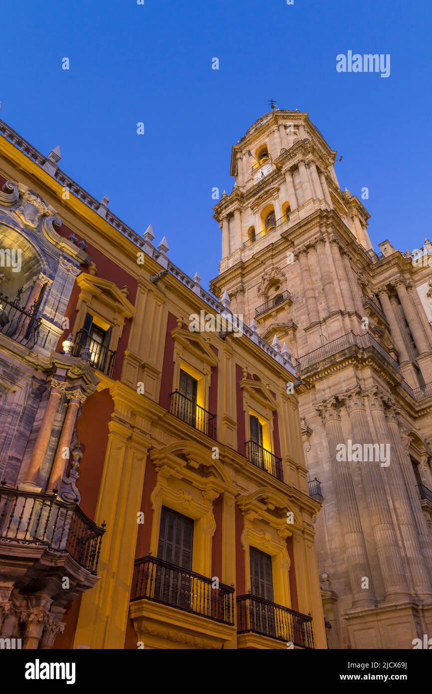Cathédrale notre Dame de l'Incarnation illuminée au crépuscule, Malaga, Costa del sol, Andalousie, Espagne, Europe Banque D'Images