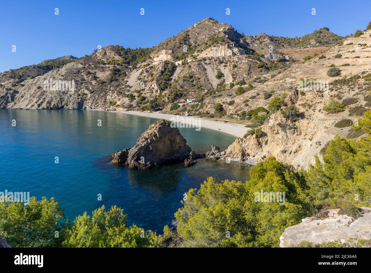 Vue imprenable sur la plage de Cala del Canuelo, Réserve naturelle de Maro Cerro Gordo Cliffs, Andalousie, Espagne, Europe Banque D'Images