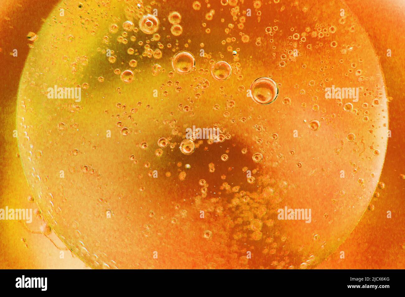 résumé fond orange clair avec des cercles d'huile . bulles d'eau gros plan . bulles d'huile dans la macro d'eau. bulles d'huile dans le fond Banque D'Images